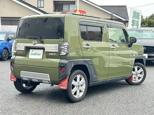 ダイハツ タフト G ターボ クロムベンチャー 大分県 2022(令4)年 0.8万km フォレストカーキメタリック 〇ワンオーナー/〇スカイルーフ/〇純正ディスプレイオーディオ/　ラジオ・フルセグ・USB・BT/〇バックカメラ/〇ETC/〇ドライブレコーダー/〇ACC/〇アイドリングストップ/〇横滑り防止/〇電動格納ミラー/〇ステアリングスイッチ/〇革巻きステアリング/〇前席シートヒーター/〇フロアマット/〇ドアバイザー/〇リア5面スモークフィルム/〇スマートキー/〇エンジンプッシュスタート/〇社外レーダー/〇純正LEDヘッドライト/〇純正フォグランプ/〇純正15インチアルミホイール/〇保証書/〇取扱説明書/〇スペアキー