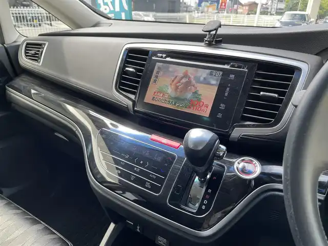 ホンダ オデッセイ ハイブリッド 三重県 2018(平30)年 6.5万km プラチナホワイトパール 登録時64/853km/禁煙車/純正SDナビ/・Bluetooth・ワンセグ・CD/DVD・HDMI/・ipod・AM/FM/両側パワースライドドア/フリップダウン/ハーフレザーシート/パワーシート/シートヒーターDN/レーダークルーズコントロール/全方位カメラ/前後コーナーセンサー/LEDヘッドライト/ETC2.0