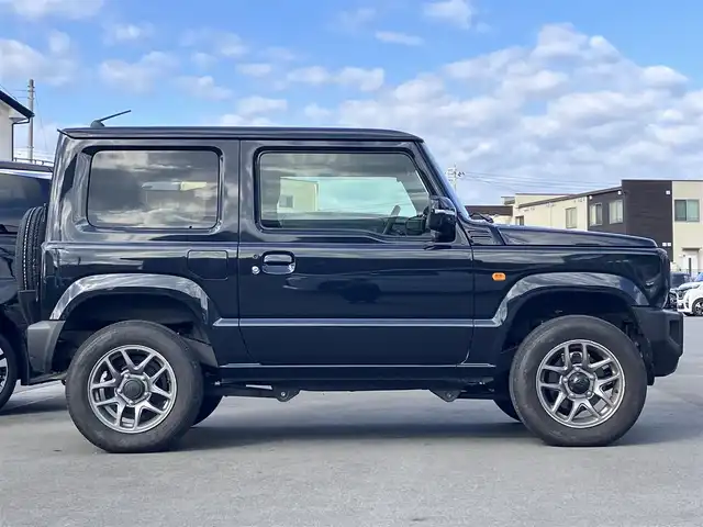 スズキ ジムニー XC 静岡県 2025(令7)年 1万km ブルーイッシュブラックパール3 エンジンスタートボタン/パワーステアリング/パワーウィンドウ/保証書/４ＷＤ/ターボ/アイドリングストップ/スマートキー/オートエアコン/クルーズコントロール/布シート/前席シートヒーター/背面タイヤ/純正アルミホイール/ＡＢＳ/横滑り防止装置/コーナーセンサー/センターデフロック/レーンキープアシスト/オートライト/オートマチックハイビーム/ダウンヒルアシストコントロール/Ｗ+サイドエアバッグ/衝突軽減システム