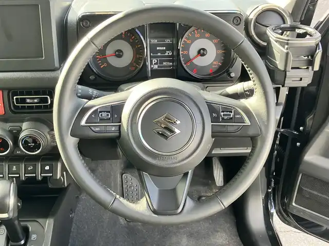 スズキ ジムニー XC 静岡県 2025(令7)年 1万km ブルーイッシュブラックパール3 エンジンスタートボタン/パワーステアリング/パワーウィンドウ/保証書/４ＷＤ/ターボ/アイドリングストップ/スマートキー/オートエアコン/クルーズコントロール/布シート/前席シートヒーター/背面タイヤ/純正アルミホイール/ＡＢＳ/横滑り防止装置/コーナーセンサー/センターデフロック/レーンキープアシスト/オートライト/オートマチックハイビーム/ダウンヒルアシストコントロール/Ｗ+サイドエアバッグ/衝突軽減システム