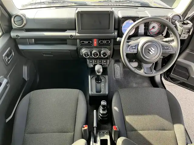 スズキ ジムニー XC 静岡県 2025(令7)年 1万km ブルーイッシュブラックパール3 エンジンスタートボタン/パワーステアリング/パワーウィンドウ/保証書/４ＷＤ/ターボ/アイドリングストップ/スマートキー/オートエアコン/クルーズコントロール/布シート/前席シートヒーター/背面タイヤ/純正アルミホイール/ＡＢＳ/横滑り防止装置/コーナーセンサー/センターデフロック/レーンキープアシスト/オートライト/オートマチックハイビーム/ダウンヒルアシストコントロール/Ｗ+サイドエアバッグ/衝突軽減システム