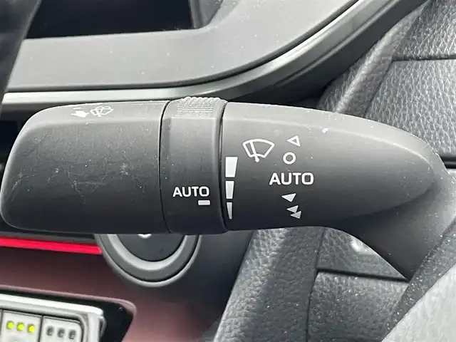 トヨタ プリウス Z 愛知県 2023(令5)年 1.7万km プラチナホワイトパールマイカ 60プリウス Zグレード （2000ccハイブリッド）/・純正ディスプレイオーディオ（ナビ機能付き）/・フルセグテレビ/・Bluetooth/USB接続機能/・ETC2.0/・合成皮革シート/・パワーシート（運転席）/・シートヒーター（運転席・助手席）/・シートベンチレーション（運転席・助手席）/・パワーバックドア/・純正上級フロアマット/・純正19インチアルミホイール/・純正LEDヘッドライト/・オートマチックハイビーム/・衝突軽減ブレーキ/・レーンキープアシスト/・ブラインドスポットモニター/・アダプティブクルーズコントロール/・電動パーキングブレーキ/・ブレーキホールド/・アドバンスドパーク/・純正デジタルインナーミラー/・スマートキー/・オートエアコン
