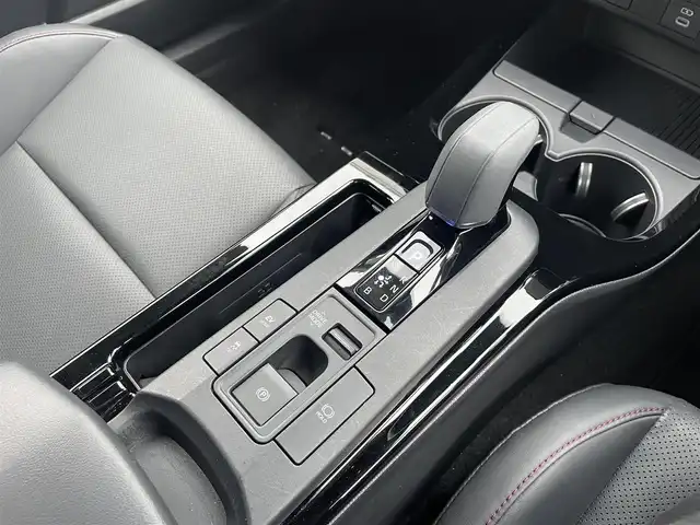 トヨタ プリウス Z 愛知県 2023(令5)年 1.7万km プラチナホワイトパールマイカ 60プリウス Zグレード （2000ccハイブリッド）/・純正ディスプレイオーディオ（ナビ機能付き）/・フルセグテレビ/・Bluetooth/USB接続機能/・ETC2.0/・合成皮革シート/・パワーシート（運転席）/・シートヒーター（運転席・助手席）/・シートベンチレーション（運転席・助手席）/・パワーバックドア/・純正上級フロアマット/・純正19インチアルミホイール/・純正LEDヘッドライト/・オートマチックハイビーム/・衝突軽減ブレーキ/・レーンキープアシスト/・ブラインドスポットモニター/・アダプティブクルーズコントロール/・電動パーキングブレーキ/・ブレーキホールド/・アドバンスドパーク/・純正デジタルインナーミラー/・スマートキー/・オートエアコン