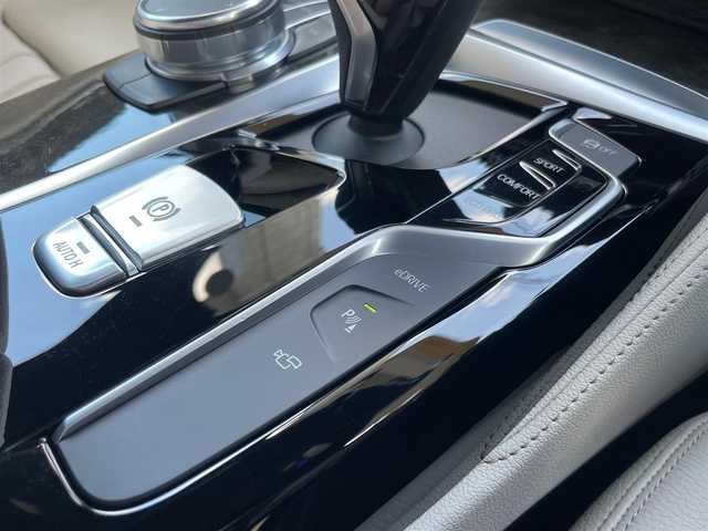 ＢＭＷ ５３０ｅ Mスポーツアイパフォーマンス 愛知県 2019(令1)年 1.7万km サファイアブラックP /当店買取/禁煙/充電ケーブルあり/ターボ//純正HDDナビ//本革シート/黒ウッドパネル/Mスポーツステアリング//フルセグTV/CD/DVD/USB/Bluetooth/ミラーリング//インテリジェントセーフティ//レーンキープ/衝突軽減ブレーキ/BSM/ACC//ハンズフリーパワートランク//全席シートヒーター/前席パワーシート//クリアランスソナー/横滑り防止//EDrive/ECOPRO/COMFORT/SPORTモード//ミラー一体型ETC//純正19AWMスポーツ//LEDヘッド/LEDフォグ/バックフォグ/Aライト/AHB//Aブレーキホールド//保証書/取説/スペアキー