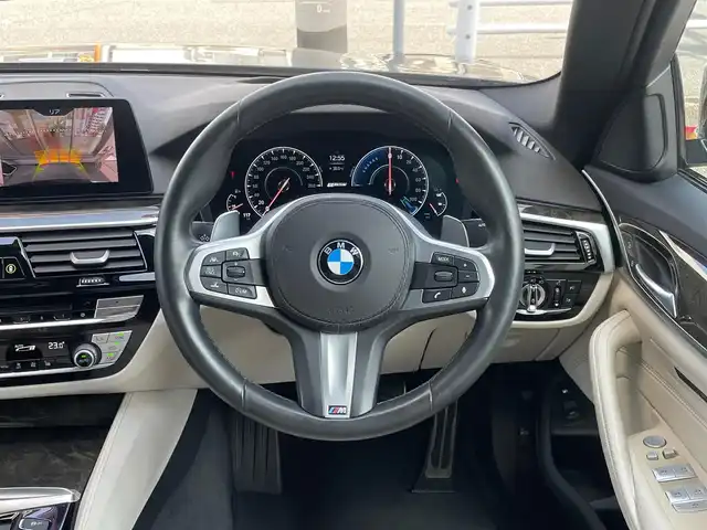 ＢＭＷ ５３０ｅ Mスポーツアイパフォーマンス 愛知県 2019(令1)年 1.8万km サファイアブラックP /当店買取/禁煙/充電ケーブルあり/ターボ//純正HDDナビ//白本革シート/黒ウッドパネル/Mスポーツステアリング//フルセグTV/CD/DVD/USB/Bluetooth/ミラーリング//インテリジェントセーフティ//レーンキープ/衝突軽減ブレーキ/BSM/ACC//パーキングアシストプラス//ヘッドアップディスプレイ//ハンズフリーパワートランク//コンフォートアクセス//全席シートヒーター/前席パワーシート//クリアランスソナー/横滑り防止//EDrive/ECOPRO/COMFORT/SPORTモード//ミラー一体型ETC//純正19AWMスポーツ//LEDヘッド/LEDフォグ/バックフォグ/Aライト/AHB//アンビエントライト//Aブレーキホールド//保証書/取説/スペアキー