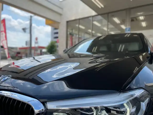 ＢＭＷ ５３０ｅ Mスポーツアイパフォーマンス 愛知県 2019(令1)年 1.8万km サファイアブラックP /当店買取/禁煙/充電ケーブルあり/ターボ//純正HDDナビ//白本革シート/黒ウッドパネル/Mスポーツステアリング//フルセグTV/CD/DVD/USB/Bluetooth/ミラーリング//インテリジェントセーフティ//レーンキープ/衝突軽減ブレーキ/BSM/ACC//パーキングアシストプラス//ヘッドアップディスプレイ//ハンズフリーパワートランク//コンフォートアクセス//全席シートヒーター/前席パワーシート//クリアランスソナー/横滑り防止//EDrive/ECOPRO/COMFORT/SPORTモード//ミラー一体型ETC//純正19AWMスポーツ//LEDヘッド/LEDフォグ/バックフォグ/Aライト/AHB//アンビエントライト//Aブレーキホールド//保証書/取説/スペアキー