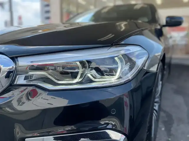 ＢＭＷ ５３０ｅ Mスポーツアイパフォーマンス 愛知県 2019(令1)年 1.8万km サファイアブラックP /当店買取/禁煙/充電ケーブルあり/ターボ//純正HDDナビ//白本革シート/黒ウッドパネル/Mスポーツステアリング//フルセグTV/CD/DVD/USB/Bluetooth/ミラーリング//インテリジェントセーフティ//レーンキープ/衝突軽減ブレーキ/BSM/ACC//パーキングアシストプラス//ヘッドアップディスプレイ//ハンズフリーパワートランク//コンフォートアクセス//全席シートヒーター/前席パワーシート//クリアランスソナー/横滑り防止//EDrive/ECOPRO/COMFORT/SPORTモード//ミラー一体型ETC//純正19AWMスポーツ//LEDヘッド/LEDフォグ/バックフォグ/Aライト/AHB//アンビエントライト//Aブレーキホールド//保証書/取説/スペアキー