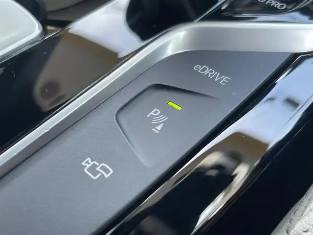 ＢＭＷ ５３０ｅ Mスポーツアイパフォーマンス 愛知県 2019(令1)年 1.8万km サファイアブラックP /当店買取/禁煙/充電ケーブルあり/ターボ//純正HDDナビ//白本革シート/黒ウッドパネル/Mスポーツステアリング//フルセグTV/CD/DVD/USB/Bluetooth/ミラーリング//インテリジェントセーフティ//レーンキープ/衝突軽減ブレーキ/BSM/ACC//パーキングアシストプラス//ヘッドアップディスプレイ//ハンズフリーパワートランク//コンフォートアクセス//全席シートヒーター/前席パワーシート//クリアランスソナー/横滑り防止//EDrive/ECOPRO/COMFORT/SPORTモード//ミラー一体型ETC//純正19AWMスポーツ//LEDヘッド/LEDフォグ/バックフォグ/Aライト/AHB//アンビエントライト//Aブレーキホールド//保証書/取説/スペアキー