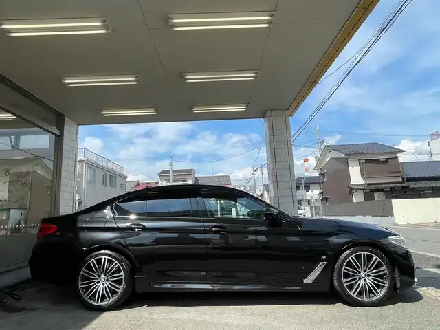 ＢＭＷ ５３０ｅ Mスポーツアイパフォーマンス 愛知県 2019(令1)年 1.8万km サファイアブラックP /当店買取/禁煙/充電ケーブルあり/ターボ//純正HDDナビ//白本革シート/黒ウッドパネル/Mスポーツステアリング//フルセグTV/CD/DVD/USB/Bluetooth/ミラーリング//インテリジェントセーフティ//レーンキープ/衝突軽減ブレーキ/BSM/ACC//パーキングアシストプラス//ヘッドアップディスプレイ//ハンズフリーパワートランク//コンフォートアクセス//全席シートヒーター/前席パワーシート//クリアランスソナー/横滑り防止//EDrive/ECOPRO/COMFORT/SPORTモード//ミラー一体型ETC//純正19AWMスポーツ//LEDヘッド/LEDフォグ/バックフォグ/Aライト/AHB//アンビエントライト//Aブレーキホールド//保証書/取説/スペアキー