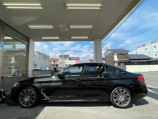 ＢＭＷ ５３０ｅ Mスポーツアイパフォーマンス 愛知県 2019(令1)年 1.8万km サファイアブラックP /当店買取/禁煙/充電ケーブルあり/ターボ//純正HDDナビ//白本革シート/黒ウッドパネル/Mスポーツステアリング//フルセグTV/CD/DVD/USB/Bluetooth/ミラーリング//インテリジェントセーフティ//レーンキープ/衝突軽減ブレーキ/BSM/ACC//パーキングアシストプラス//ヘッドアップディスプレイ//ハンズフリーパワートランク//コンフォートアクセス//全席シートヒーター/前席パワーシート//クリアランスソナー/横滑り防止//EDrive/ECOPRO/COMFORT/SPORTモード//ミラー一体型ETC//純正19AWMスポーツ//LEDヘッド/LEDフォグ/バックフォグ/Aライト/AHB//アンビエントライト//Aブレーキホールド//保証書/取説/スペアキー