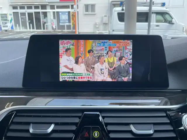 ＢＭＷ ５３０ｅ Mスポーツアイパフォーマンス 愛知県 2019(令1)年 1.8万km サファイアブラックP /当店買取/禁煙/充電ケーブルあり/ターボ//純正HDDナビ//白本革シート/黒ウッドパネル/Mスポーツステアリング//フルセグTV/CD/DVD/USB/Bluetooth/ミラーリング//インテリジェントセーフティ//レーンキープ/衝突軽減ブレーキ/BSM/ACC//パーキングアシストプラス//ヘッドアップディスプレイ//ハンズフリーパワートランク//コンフォートアクセス//全席シートヒーター/前席パワーシート//クリアランスソナー/横滑り防止//EDrive/ECOPRO/COMFORT/SPORTモード//ミラー一体型ETC//純正19AWMスポーツ//LEDヘッド/LEDフォグ/バックフォグ/Aライト/AHB//アンビエントライト//Aブレーキホールド//保証書/取説/スペアキー