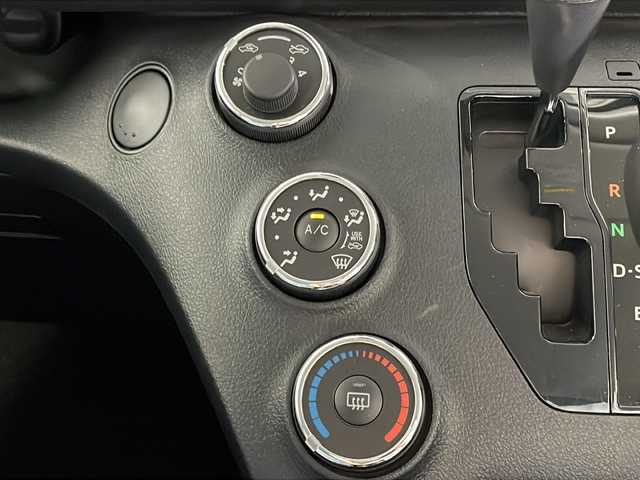 トヨタ シエンタ X 沖縄県 2016(平28)年 2.8万km シルバーM 県外仕入　/禁煙車　/純正ナビ　ワンセグ　Ｂｌｕｅｔｏｏｔｈ　ＤＶＤ　ＣＤ　/バックカメラ　/スマートキー/プッシュスタート/プリクラッシュセーフティ　/レーンディパーチャーアラート　/オートハイビーム　/パワースライドドア　/コーナーセンサー/ビルトインETC/ステアリングリモコン/ドアバイザー