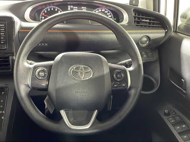 トヨタ シエンタ X 沖縄県 2016(平28)年 2.8万km シルバーM 県外仕入　/禁煙車　/純正ナビ　ワンセグ　Ｂｌｕｅｔｏｏｔｈ　ＤＶＤ　ＣＤ　/バックカメラ　/スマートキー/プッシュスタート/プリクラッシュセーフティ　/レーンディパーチャーアラート　/オートハイビーム　/パワースライドドア　/コーナーセンサー/ビルトインETC/ステアリングリモコン/ドアバイザー
