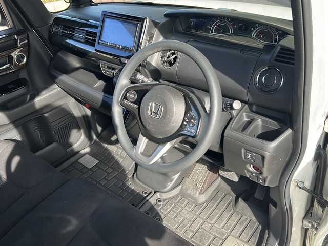 ホンダ Ｎ ＢＯＸ カスタム G L ホンダセンシング 静岡県 2018(平30)年 6.5万km プレミアムホワイトパールⅡ 純正ナビ/・CD/DVD/・MSV/SD/・FM/AM/・フルセグTV/・Bluetooth/・iPod/・USB/・HDMI/・AUX/ホンダセンシング/●衝突軽減ブレーキ〈CMBS〉/●誤発進抑制機能/●後方誤発進抑制機能/●歩行者事故低減ステアリング/●路外逸脱抑制機能/●ACC〈アダプティブ・クルーズ・コントロール〉/●LKAS〈車線維持支援システム〉/●オートハイビーム/●先行車発進お知らせ機能/●標識認識機能/主要装備/・バックカメラ/・片側パワースライドドア/・ドライブレコーダー/・サイドカーテンエアバッグ/・オートライト/・ＬＥＤヘッドライト/・フォグランプ/・横滑り防止装置/・ステアリングリモコン