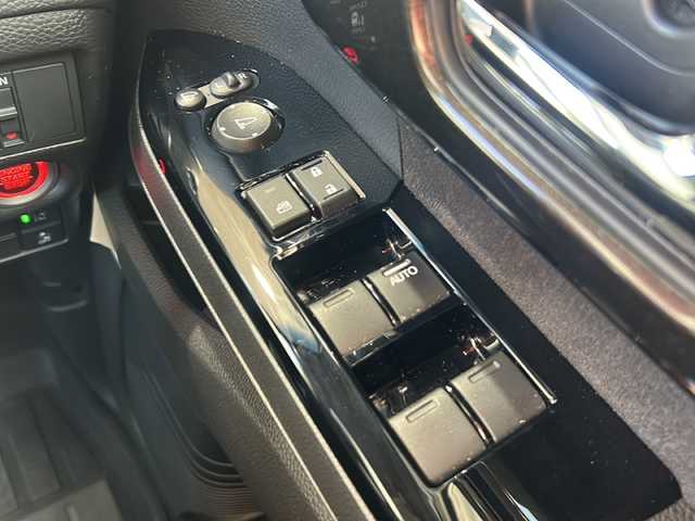 ホンダ Ｎ ＢＯＸ カスタム G L ホンダセンシング 静岡県 2018(平30)年 6.5万km プレミアムホワイトパールⅡ 純正ナビ/・CD/DVD/・MSV/SD/・FM/AM/・フルセグTV/・Bluetooth/・iPod/・USB/・HDMI/・AUX/ホンダセンシング/●衝突軽減ブレーキ〈CMBS〉/●誤発進抑制機能/●後方誤発進抑制機能/●歩行者事故低減ステアリング/●路外逸脱抑制機能/●ACC〈アダプティブ・クルーズ・コントロール〉/●LKAS〈車線維持支援システム〉/●オートハイビーム/●先行車発進お知らせ機能/●標識認識機能/主要装備/・バックカメラ/・片側パワースライドドア/・ドライブレコーダー/・サイドカーテンエアバッグ/・オートライト/・ＬＥＤヘッドライト/・フォグランプ/・横滑り防止装置/・ステアリングリモコン