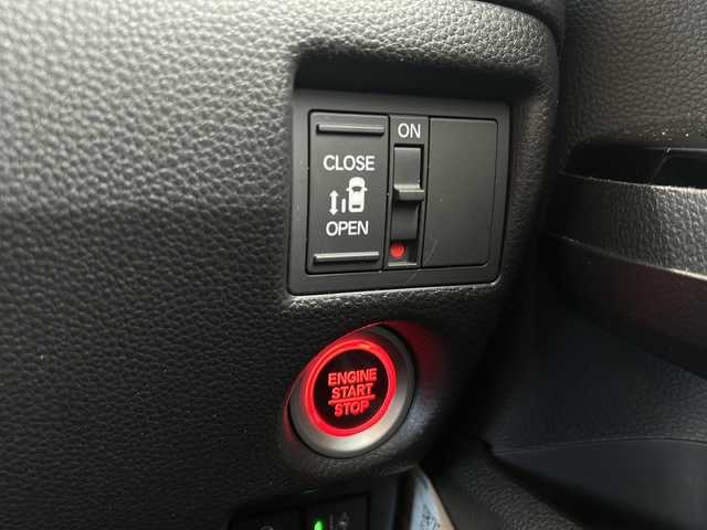 ホンダ Ｎ ＢＯＸ カスタム G L ホンダセンシング 静岡県 2018(平30)年 6.5万km プレミアムホワイトパールⅡ 純正ナビ/・CD/DVD/・MSV/SD/・FM/AM/・フルセグTV/・Bluetooth/・iPod/・USB/・HDMI/・AUX/ホンダセンシング/●衝突軽減ブレーキ〈CMBS〉/●誤発進抑制機能/●後方誤発進抑制機能/●歩行者事故低減ステアリング/●路外逸脱抑制機能/●ACC〈アダプティブ・クルーズ・コントロール〉/●LKAS〈車線維持支援システム〉/●オートハイビーム/●先行車発進お知らせ機能/●標識認識機能/主要装備/・バックカメラ/・片側パワースライドドア/・ドライブレコーダー/・サイドカーテンエアバッグ/・オートライト/・ＬＥＤヘッドライト/・フォグランプ/・横滑り防止装置/・ステアリングリモコン