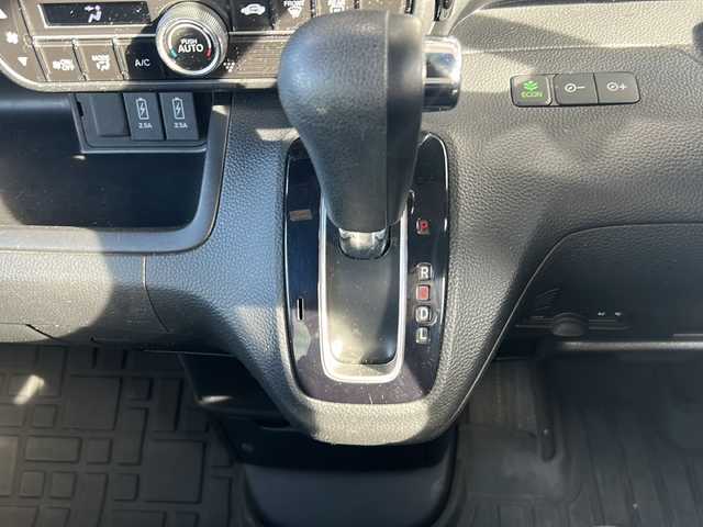 ホンダ Ｎ ＢＯＸ カスタム G L ホンダセンシング 静岡県 2018(平30)年 6.5万km プレミアムホワイトパールⅡ 純正ナビ/・CD/DVD/・MSV/SD/・FM/AM/・フルセグTV/・Bluetooth/・iPod/・USB/・HDMI/・AUX/ホンダセンシング/●衝突軽減ブレーキ〈CMBS〉/●誤発進抑制機能/●後方誤発進抑制機能/●歩行者事故低減ステアリング/●路外逸脱抑制機能/●ACC〈アダプティブ・クルーズ・コントロール〉/●LKAS〈車線維持支援システム〉/●オートハイビーム/●先行車発進お知らせ機能/●標識認識機能/主要装備/・バックカメラ/・片側パワースライドドア/・ドライブレコーダー/・サイドカーテンエアバッグ/・オートライト/・ＬＥＤヘッドライト/・フォグランプ/・横滑り防止装置/・ステアリングリモコン