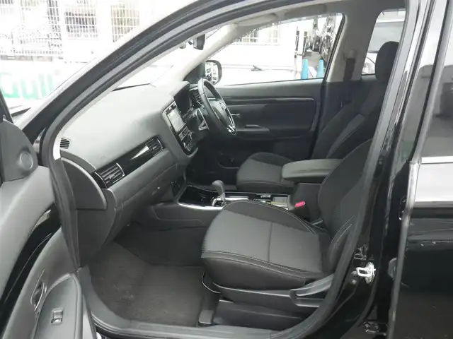 三菱 アウトランダー 24G 神奈川県 2019(令1)年 3.6万km アメジストブラック 4WD/ワンオーナー/純正SDナビ　フルセグTV/（Bluetooth/USB/DVD再生可/Mキャッチャー/SD）/マルチアラウンドモニター/クリアランスソナー/レーダークルーズコントロール/パワーバックドア/衝突軽減ブレーキ/車線逸脱警報/オートマチックハイビーム/誤発進抑制機能/ステアリングヒーター/LEDヘッドランプ/LEDフォグランプ/ドライブレコーダー/パドルシフト/スマートキーx2/ETC/取説書/保証書/点検記録/R2/5  R3/5  R4/5  R5/5  R6/4/6ヶ月点検記録/R2/11  R4/1  R4/12  R5/11