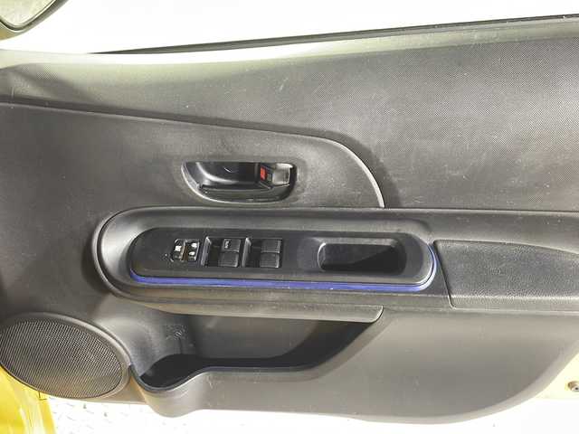トヨタ アクア S 沖縄県 2015(平27)年 12.2万km イエロー 禁煙車　/純正ナビ/ＢＴ　/ワンセグ　/ラジオ/ＣＤ/ＤＶＤ/ビルトインＥＴＣ/純正フロアマット/スペアキー/ダブルエアバック/ハロゲンヘッドライト/Ｄ席ハイトアジャスター　/ＥＶモード