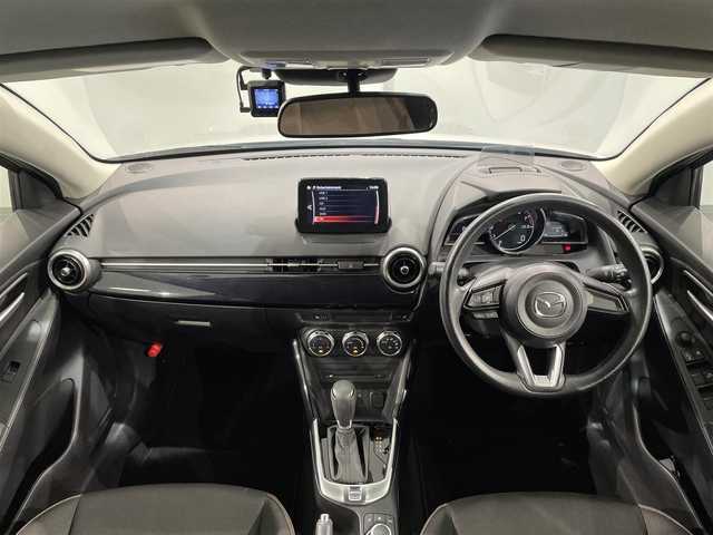 マツダ マツダ２ 15S プロアクティブ 愛知県 2020(令2)年 2.7万km セラミックM 純正ナビ　/（Bluetooth/CarPlay/フルセグTV/AUX/USB/CD・DVD再生）/衝突軽減ブレーキ　/シートヒーター　/ブラインドスポットモニター　/ＬＥＤヘッドライト　/ＥＴＣ　/ヘッドアップディスプレイ　/パーキングセンサー　/バックカメラ　/ドライブレコーダー　/レーンキープアシスト/アイドリングストップ/プッシュスタート/　　-スマートキー/純正フロアマット
