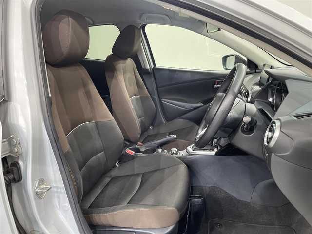 マツダ マツダ２ 15S プロアクティブ 愛知県 2020(令2)年 2.7万km セラミックM 純正ナビ　/（Bluetooth/CarPlay/フルセグTV/AUX/USB/CD・DVD再生）/衝突軽減ブレーキ　/シートヒーター　/ブラインドスポットモニター　/ＬＥＤヘッドライト　/ＥＴＣ　/ヘッドアップディスプレイ　/パーキングセンサー　/バックカメラ　/ドライブレコーダー　/レーンキープアシスト/アイドリングストップ/プッシュスタート/　　-スマートキー/純正フロアマット