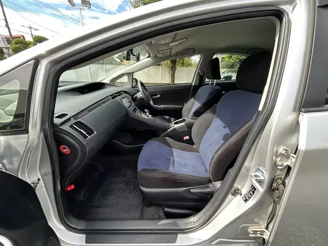 トヨタ プリウス ＰＨＶ S 東京都 2013(平25)年 4.1万km シルバーM 純正ナビ/フルセグTV/Bluetoothオーディオ/DVD再生/バックカメラ/ETC/スマートキー/ドライブレコーダー/前席シートヒーター/ステアリングヒーター/HIDヘッドランプ