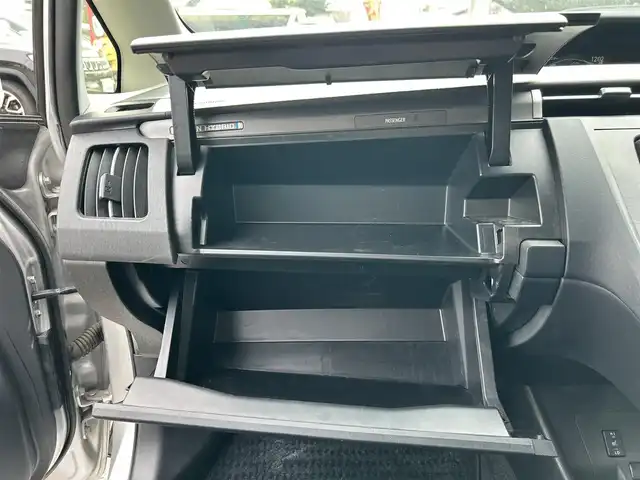 トヨタ プリウス ＰＨＶ S 東京都 2013(平25)年 4.1万km シルバーM 純正ナビ/フルセグTV/Bluetoothオーディオ/DVD再生/バックカメラ/ETC/スマートキー/ドライブレコーダー/前席シートヒーター/ステアリングヒーター/HIDヘッドランプ