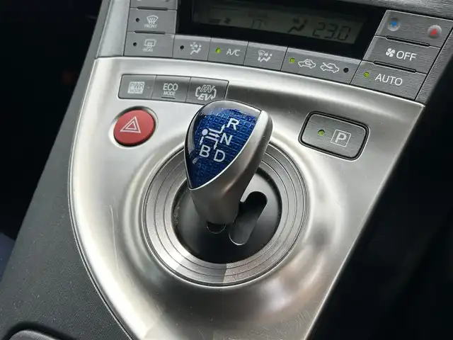 トヨタ プリウス ＰＨＶ S 東京都 2013(平25)年 4.1万km シルバーM 純正ナビ/フルセグTV/Bluetoothオーディオ/DVD再生/バックカメラ/ETC/スマートキー/ドライブレコーダー/前席シートヒーター/ステアリングヒーター/HIDヘッドランプ