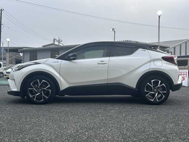 トヨタ Ｃ－ＨＲ G 愛知県 2018(平30)年 7.7万km ブラック/ホワイトパールクリスタルシャイン 2トーン 登録時走行距離77006Km/ディーラー7インチSDナビ/(Bluetooth/フルセグTV/DVD)/バックカメラ/ドラレコ前/ブラインドスポットモニター/トヨタセーフティーセンス/プリクラッシュセーフティー/レーンディパーチャーアラート/オートマチックハイビーム/革巻きステアリング/オービス対応式レーダー探知機/ビルトインETC/電動パーキング/オートホールドパーキング/スマートキー/(スペアキー×1)/純正R18AW/取説/保証書
