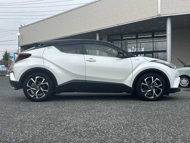 トヨタ Ｃ－ＨＲ G 愛知県 2018(平30)年 7.7万km ブラック/ホワイトパールクリスタルシャイン 2トーン 登録時走行距離77006Km/ディーラー7インチSDナビ/(Bluetooth/フルセグTV/DVD)/バックカメラ/ドラレコ前/ブラインドスポットモニター/トヨタセーフティーセンス/プリクラッシュセーフティー/レーンディパーチャーアラート/オートマチックハイビーム/革巻きステアリング/オービス対応式レーダー探知機/ビルトインETC/電動パーキング/オートホールドパーキング/スマートキー/(スペアキー×1)/純正R18AW/取説/保証書