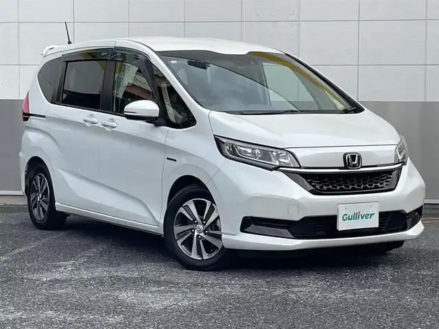 ホンダ フリード ハイブリット G ホンダセンシング 東京都 2020(令2)年 2.3万km プラチナホワイトパール 純正メモリーナビ/ フルセグTV/CD/DVD/FM・AM/BT/USB//バックカメラ/両側パワースライドドア/Cパッケージ/Sパッケージ/ホンダセンシング/CMBS衝突軽減ブレーキ/歩行者事故低減ステアリング/アダブティブクルーズコントロール/LKAS車線維持支援システム/路外逸脱抑制機能/誤発進抑制機能/先行車発進お知らせ機能/標識認識機能/ビルトインETC/シートヒーター/革調シートカバー/ドライブレコーダー/純正15インチアルミホイール/LEDヘッドライト/オートライト/コンフォートビューパッケージ/プラズマクラスター付オートエアコン/ステアリングスイッチ/革巻きステアリングホイール/リアセンサー/アクティブコーナリングランプ/電動オート格納ミラー/ウインカーミラー/プッシュスタート/スマートキー/横すべり防止装置/フロアマット/ドアバイザー/取扱説明書/スペアキー