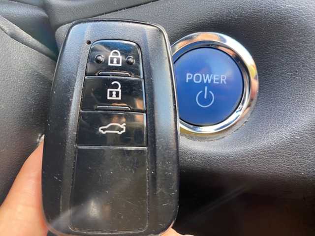 トヨタ クラウン ハイブリッド RS アドバンス 兵庫県 2018(平30)年 8.5万km ホワイトパールクリスタルシャイン 純正メーカーナビ/・BT/・AM/FM/・フルセグTV/パノラミックビューモニター/トヨタセーフティセンス/BSM/HUD/RCTA/RCD/コーナーセンサー/ステアリングヒーター/パワーシート/前後ドラレコ/シートヒーター/レーダークルーズコントロール/ビルトインETC/純正アルミ付きサマータイヤあり/パドルシフト