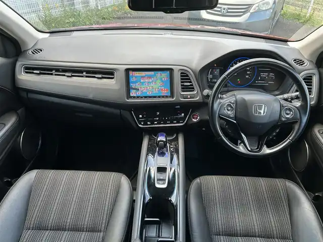 ホンダ ヴェゼル ハイブリッド 宮城県 2016(平28)年 9.7万km プレミアムクリスタルレッドM 純正ＳＤナビ（フルセグＴＶ、ＣＤ、ＤＶＤ、ＡＭ、ＦＭ、ＢＴ）//ドラレコ//純正ＡＷ//追従クルコン//純正フロアマット//ビルトインＥＴＣ//ＵＳＢポート//前席シートヒーター//バックカメラ//ワイパーデアイサー//電動格納ドアミラー//車線逸脱アラート//横滑り防止機能//プリクラッシュセーフティ