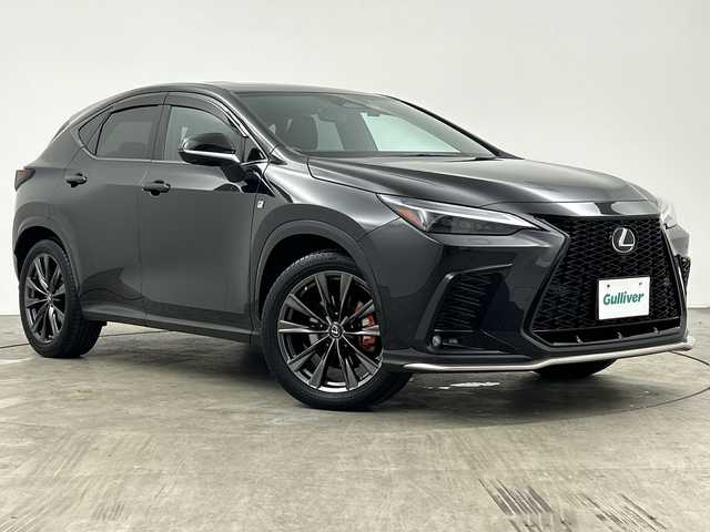 レクサス ＮＸ 350h Fスポーツ 三重県 2023(令5)年 3.3万km グラファイトブラックガラスフレーク /禁煙車//レクサスセーフティシステムプラス/　・プリクラッシュセーフティー/　・レーンチェンジアシスト/　・レーントレーシングアシスト/　・レーンディパーチャーアラート/　・レーダークルーズコントロール/　・ブレードスキャンアダプティブハイビームシステム/　・アダプティブハイビームシステム/　・オートマチックハイビーム/　・ロードサインアシスト/　・先行発信告知機能/　・発信遅れ告知機能/　・ドライバーモニター連携/　・ドライバー異常時対応システム/　・プロアクティブドライビングアシスト/　・フロントクロストラフィックアラート//パノラミックビューモニター//パーキングサポートブレーキ//ブラインドスポットモニター//ヘッドアップディスプレイ//純正14インチディスプレイオーディオPlus//純正OPオレンジキャリパー//ムーンルーフ//3眼LED//DN席シートベンチレーション//ステアリングヒーター//純正ビルトインETC2.0//Fスポーツ専用本革スポーツシート//シートメモリー//ハンズフリー機能付きパワーバックドア//社外前方ドライブレコーダー//100V電源
