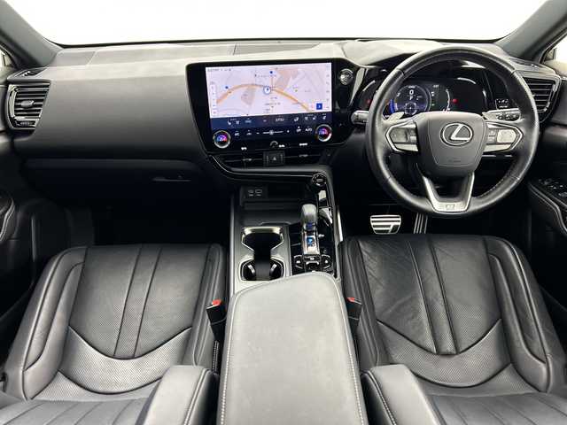 レクサス ＮＸ 350h Fスポーツ 三重県 2023(令5)年 3.3万km グラファイトブラックガラスフレーク /禁煙車//レクサスセーフティシステムプラス/　・プリクラッシュセーフティー/　・レーンチェンジアシスト/　・レーントレーシングアシスト/　・レーンディパーチャーアラート/　・レーダークルーズコントロール/　・ブレードスキャンアダプティブハイビームシステム/　・アダプティブハイビームシステム/　・オートマチックハイビーム/　・ロードサインアシスト/　・先行発信告知機能/　・発信遅れ告知機能/　・ドライバーモニター連携/　・ドライバー異常時対応システム/　・プロアクティブドライビングアシスト/　・フロントクロストラフィックアラート//パノラミックビューモニター//パーキングサポートブレーキ//ブラインドスポットモニター//ヘッドアップディスプレイ//純正14インチディスプレイオーディオPlus//純正OPオレンジキャリパー//ムーンルーフ//3眼LED//DN席シートベンチレーション//ステアリングヒーター//純正ビルトインETC2.0//Fスポーツ専用本革スポーツシート//シートメモリー//ハンズフリー機能付きパワーバックドア//社外前方ドライブレコーダー//100V電源