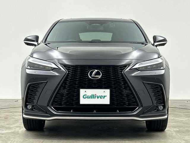 レクサス ＮＸ 350h Fスポーツ 三重県 2023(令5)年 3.3万km グラファイトブラックガラスフレーク /禁煙車//レクサスセーフティシステムプラス/　・プリクラッシュセーフティー/　・レーンチェンジアシスト/　・レーントレーシングアシスト/　・レーンディパーチャーアラート/　・レーダークルーズコントロール/　・ブレードスキャンアダプティブハイビームシステム/　・アダプティブハイビームシステム/　・オートマチックハイビーム/　・ロードサインアシスト/　・先行発信告知機能/　・発信遅れ告知機能/　・ドライバーモニター連携/　・ドライバー異常時対応システム/　・プロアクティブドライビングアシスト/　・フロントクロストラフィックアラート//パノラミックビューモニター//パーキングサポートブレーキ//ブラインドスポットモニター//ヘッドアップディスプレイ//純正14インチディスプレイオーディオPlus//純正OPオレンジキャリパー//ムーンルーフ//3眼LED//DN席シートベンチレーション//ステアリングヒーター//純正ビルトインETC2.0//Fスポーツ専用本革スポーツシート//シートメモリー//ハンズフリー機能付きパワーバックドア//社外前方ドライブレコーダー//100V電源