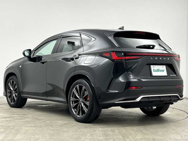 レクサス ＮＸ 350h Fスポーツ 三重県 2023(令5)年 3.3万km グラファイトブラックガラスフレーク /禁煙車//レクサスセーフティシステムプラス/　・プリクラッシュセーフティー/　・レーンチェンジアシスト/　・レーントレーシングアシスト/　・レーンディパーチャーアラート/　・レーダークルーズコントロール/　・ブレードスキャンアダプティブハイビームシステム/　・アダプティブハイビームシステム/　・オートマチックハイビーム/　・ロードサインアシスト/　・先行発信告知機能/　・発信遅れ告知機能/　・ドライバーモニター連携/　・ドライバー異常時対応システム/　・プロアクティブドライビングアシスト/　・フロントクロストラフィックアラート//パノラミックビューモニター//パーキングサポートブレーキ//ブラインドスポットモニター//ヘッドアップディスプレイ//純正14インチディスプレイオーディオPlus//純正OPオレンジキャリパー//ムーンルーフ//3眼LED//DN席シートベンチレーション//ステアリングヒーター//純正ビルトインETC2.0//Fスポーツ専用本革スポーツシート//シートメモリー//ハンズフリー機能付きパワーバックドア//社外前方ドライブレコーダー//100V電源