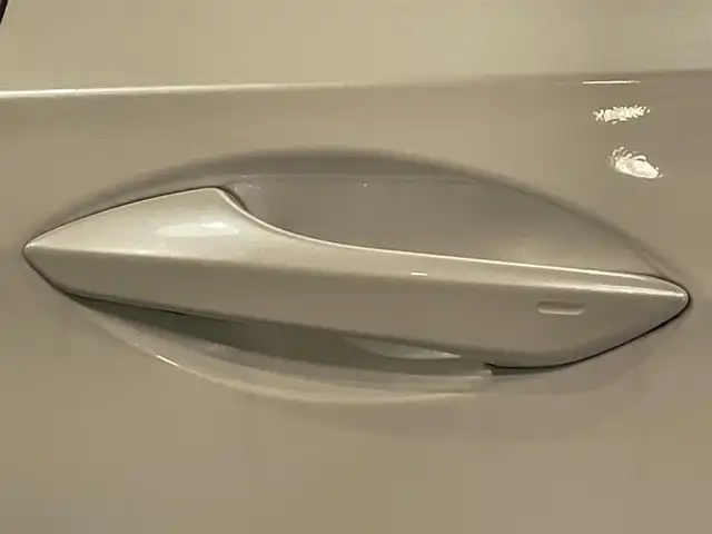 レクサス ＲＸ 450h バージョンL 愛知県 2017(平29)年 9万km ソニッククォーツ 純正ナビ/（AM/FM/CD・DVD再生/SD/USB/Bluetooth//AUX/フルセグTV）/バックカメラ/レクサスセーフティーシステム/　　-衝突軽減ブレーキ/　　-レーンディパーチャーアラート（LDA)/　　-レーダークルーズコントロール（ACC)/　　-発信遅れ告知機能/ビルトインETC2.0/ドライブレコーダー/ブラインドスポットモニター（BSM)/ヘッドアップディスプレイ（HUD)/ステアリングヒーター/シートヒーター/シートエアコン/メモリー付電動パワーシート/電動リアゲード/LEDヘッドライト/コーナーセンサー