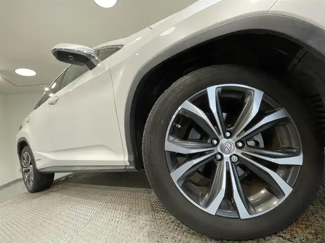 レクサス ＲＸ 450h バージョンL 愛知県 2017(平29)年 9万km ソニッククォーツ 純正ナビ/（AM/FM/CD・DVD再生/SD/USB/Bluetooth//AUX/フルセグTV）/バックカメラ/レクサスセーフティーシステム/　　-衝突軽減ブレーキ/　　-レーンディパーチャーアラート（LDA)/　　-レーダークルーズコントロール（ACC)/　　-発信遅れ告知機能/ビルトインETC2.0/ドライブレコーダー/ブラインドスポットモニター（BSM)/ヘッドアップディスプレイ（HUD)/ステアリングヒーター/シートヒーター/シートエアコン/メモリー付電動パワーシート/電動リアゲード/LEDヘッドライト/コーナーセンサー