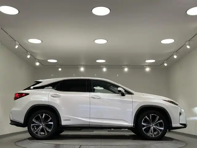 レクサス ＲＸ 450h バージョンL 愛知県 2017(平29)年 9万km ソニッククォーツ 純正ナビ/（AM/FM/CD・DVD再生/SD/USB/Bluetooth//AUX/フルセグTV）/バックカメラ/レクサスセーフティーシステム/　　-衝突軽減ブレーキ/　　-レーンディパーチャーアラート（LDA)/　　-レーダークルーズコントロール（ACC)/　　-発信遅れ告知機能/ビルトインETC2.0/ドライブレコーダー/ブラインドスポットモニター（BSM)/ヘッドアップディスプレイ（HUD)/ステアリングヒーター/シートヒーター/シートエアコン/メモリー付電動パワーシート/電動リアゲード/LEDヘッドライト/コーナーセンサー