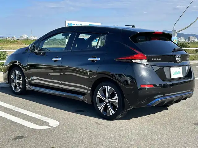 日産 リーフ G 佐賀県 2019(平31)年 4.9万km ダイヤモンドブラック プロパイロット/エマ―ジェンシーブレーキ/BSW(後側方車両検知警報）/LDW（車線逸脱警報）/LDP（車線逸脱防止支援）/標識検知/オートマチックハイビーム/クリアランスソナー/インテリジェントデジタルインナーミラー/純正SDナビ/フルセグTV/DVD/BT/アラウンドビューモニター/オートパーキング/シートヒーター/ステアリングヒーター/LEDヘッドライト/ビルトインETC/純正ドライブレコーダー（DJ4-S）/純正17インチアルミ