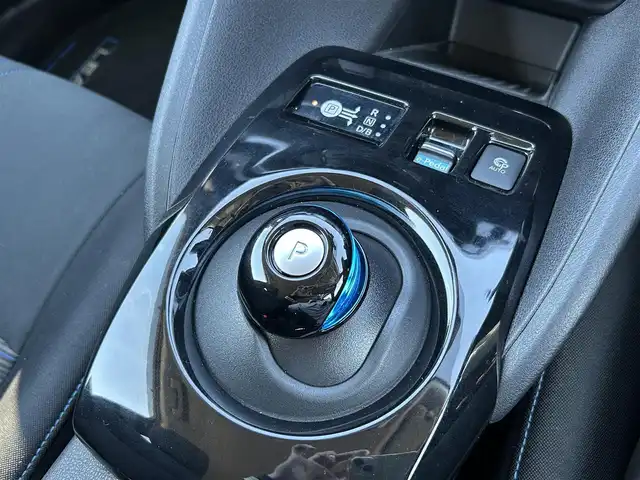 日産 リーフ G 佐賀県 2019(平31)年 4.9万km ダイヤモンドブラック プロパイロット/エマ―ジェンシーブレーキ/BSW(後側方車両検知警報）/LDW（車線逸脱警報）/LDP（車線逸脱防止支援）/標識検知/オートマチックハイビーム/クリアランスソナー/インテリジェントデジタルインナーミラー/純正SDナビ/フルセグTV/DVD/BT/アラウンドビューモニター/オートパーキング/シートヒーター/ステアリングヒーター/LEDヘッドライト/ビルトインETC/純正ドライブレコーダー（DJ4-S）/純正17インチアルミ