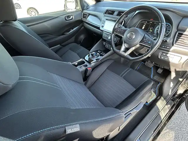 日産 リーフ G 佐賀県 2019(平31)年 4.9万km ダイヤモンドブラック プロパイロット/エマ―ジェンシーブレーキ/BSW(後側方車両検知警報）/LDW（車線逸脱警報）/LDP（車線逸脱防止支援）/標識検知/オートマチックハイビーム/クリアランスソナー/インテリジェントデジタルインナーミラー/純正SDナビ/フルセグTV/DVD/BT/アラウンドビューモニター/オートパーキング/シートヒーター/ステアリングヒーター/LEDヘッドライト/ビルトインETC/純正ドライブレコーダー（DJ4-S）/純正17インチアルミ