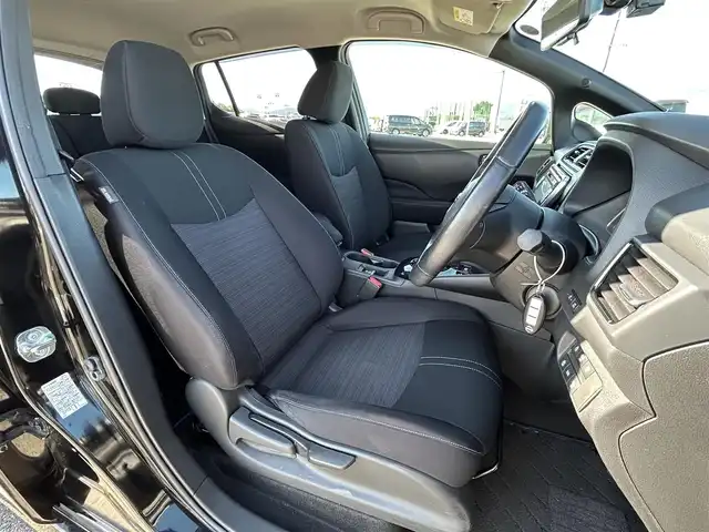 日産 リーフ G 佐賀県 2019(平31)年 4.9万km ダイヤモンドブラック プロパイロット/エマ―ジェンシーブレーキ/BSW(後側方車両検知警報）/LDW（車線逸脱警報）/LDP（車線逸脱防止支援）/標識検知/オートマチックハイビーム/クリアランスソナー/インテリジェントデジタルインナーミラー/純正SDナビ/フルセグTV/DVD/BT/アラウンドビューモニター/オートパーキング/シートヒーター/ステアリングヒーター/LEDヘッドライト/ビルトインETC/純正ドライブレコーダー（DJ4-S）/純正17インチアルミ