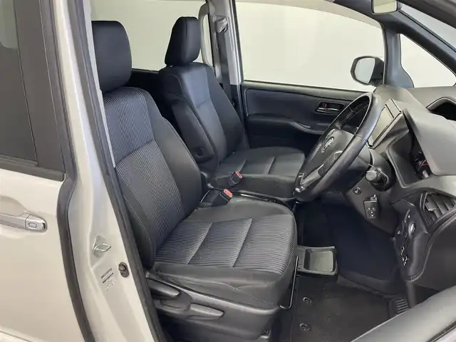 トヨタ ヴォクシー ZS 煌 埼玉県 2015(平27)年 11.7万km ホワイトパールクリスタルシャイン 純正９インチナビ　フリップダウンモニター　バックカメラ　ビルトインＥＴＣ　ドライブレコーダー　セーフティセンス　ステアリングスイッチ　純正アルミホイール　スマートキー　オートライト　ＬＥＤライト　ＴＶ