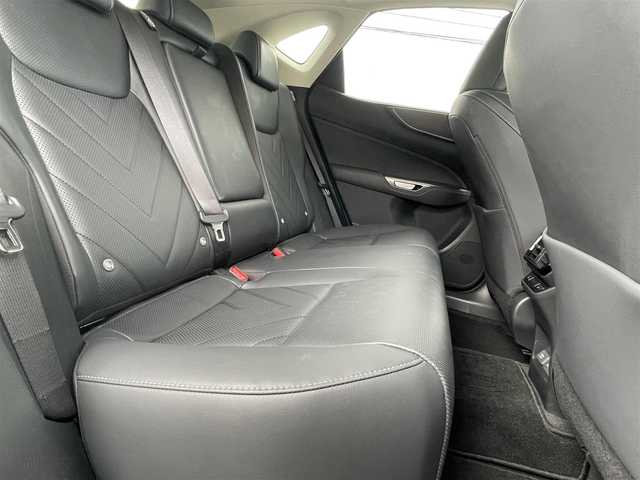レクサス ＮＸ 250 バージョンL 長野県 2023(令5)年 1.3万km ソニッククォーツ 純正ナビ（FM/AM、USB、BT）/バック、全方位カメラ/フルセグテレビ/クルーズコントロール追従有/アイドリングストップ/前席シートヒーター/全席シートヒーター/ステアリングヒーター/ETC2.0/社外前後ドライブレコーダー/レーンキープアシスト/デジタルインナーミラー/前後コーナーセンサー/メモリシート/置くだけ充電/衝突軽減システム/電動リアゲート/サンルーフ/ダブルサイドエアバック/カーテンエアバック/LEDオートライト/横滑り防止装置/純正20AW/革ステアリング/スマートキー（２本）/ワンオーナー/保証書、取扱説明書
