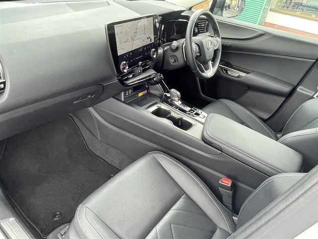 レクサス ＮＸ 250 バージョンL 長野県 2023(令5)年 1.3万km ソニッククォーツ 純正ナビ（FM/AM、USB、BT）/バック、全方位カメラ/フルセグテレビ/クルーズコントロール追従有/アイドリングストップ/前席シートヒーター/全席シートヒーター/ステアリングヒーター/ETC2.0/社外前後ドライブレコーダー/レーンキープアシスト/デジタルインナーミラー/前後コーナーセンサー/メモリシート/置くだけ充電/衝突軽減システム/電動リアゲート/サンルーフ/ダブルサイドエアバック/カーテンエアバック/LEDオートライト/横滑り防止装置/純正20AW/革ステアリング/スマートキー（２本）/ワンオーナー/保証書、取扱説明書