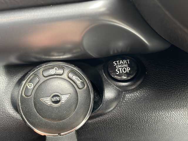 ＭＩＮＩ ミニ クロスオーバー クーパー S D 山口県 2016(平28)年 5.6万km 緑 禁煙車/前後ドライブレコーダー/スマートキー/プッシュスタート/ETC/純正ディスプレイオーディオ/(BT/CD/AUX/USB)/オートエアコン/オートライト/オートワイパー/パワーウィンドウ/バックカメラ/ABS(アンチロックブレーキシステム)/純正アルミホイール/社外フロアマット/カーテンエアバック/保証書/取扱説明書/記録簿