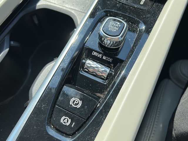ボルボ ＸＣ６０ B5 AWD インスクリプション 福島県 2021(令3)年 6.3万km クリスタルホワイトP ワンオーナー/４ＷＤ/サンルーフ/レザーシート/シートヒーター/パワーシート/純正ナビ＆フルセグＴＶ/（FM/TV/Bluetooth/USB）/ドライブレコーダー/アラウンドビューカメラ/レーダークルーズコントロール/コーナーセンサー/オートライト/オートハイビームライト/デイライト/ＥＴＣ/ウィンカーミラー/電動ミラー/Wエアバック＋サイドエアバック/ステアリングヒーター/B&W音響/電動リアゲート/スマートキー