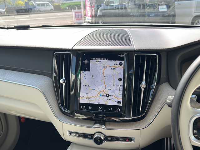ボルボ ＸＣ６０ B5 AWD インスクリプション 福島県 2021(令3)年 6.3万km クリスタルホワイトP ワンオーナー/４ＷＤ/サンルーフ/レザーシート/シートヒーター/パワーシート/純正ナビ＆フルセグＴＶ/（FM/TV/Bluetooth/USB）/ドライブレコーダー/アラウンドビューカメラ/レーダークルーズコントロール/コーナーセンサー/オートライト/オートハイビームライト/デイライト/ＥＴＣ/ウィンカーミラー/電動ミラー/Wエアバック＋サイドエアバック/ステアリングヒーター/B&W音響/電動リアゲート/スマートキー